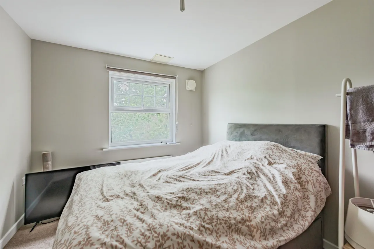 Woodfield Road, Crawley, RH10, photo 5