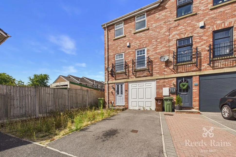 3 bed house for sale — The Courtyard, Wakefield, West Yorkshire, WF2