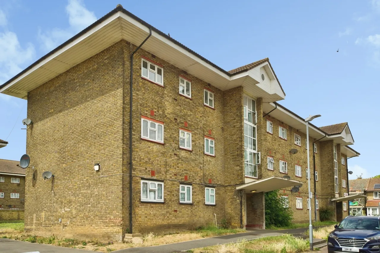 2 bed flat for sale — Kershaw Road, DAGENHAM, Essex, RM10