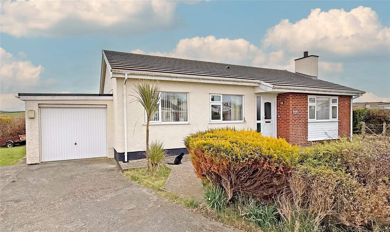 3 bed house for sale, Y Fron Estate, Cemaes Bay