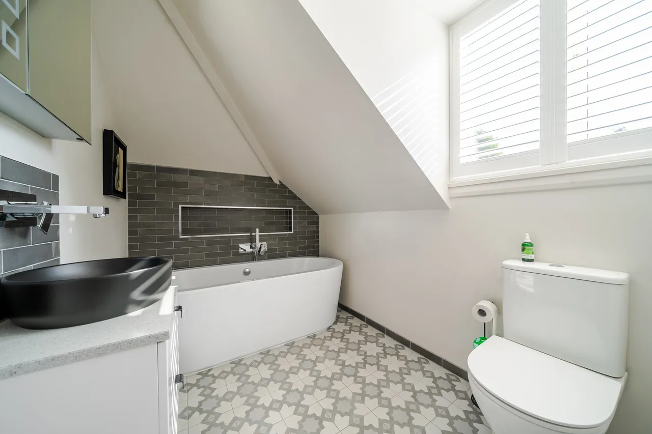 Garlichill Road, Epsom, KT18, photo 11