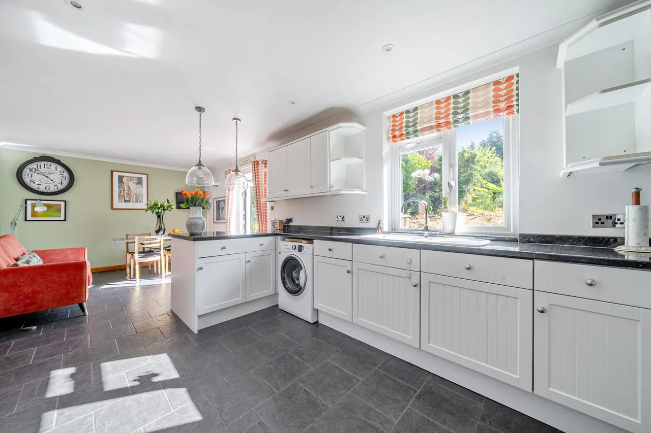 Garlichill Road, Epsom, KT18, photo 2