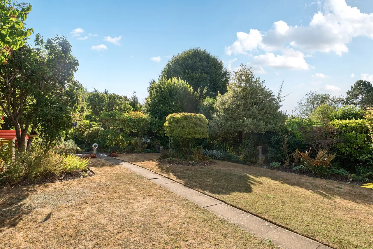 Garlichill Road, Epsom, KT18, photo 3