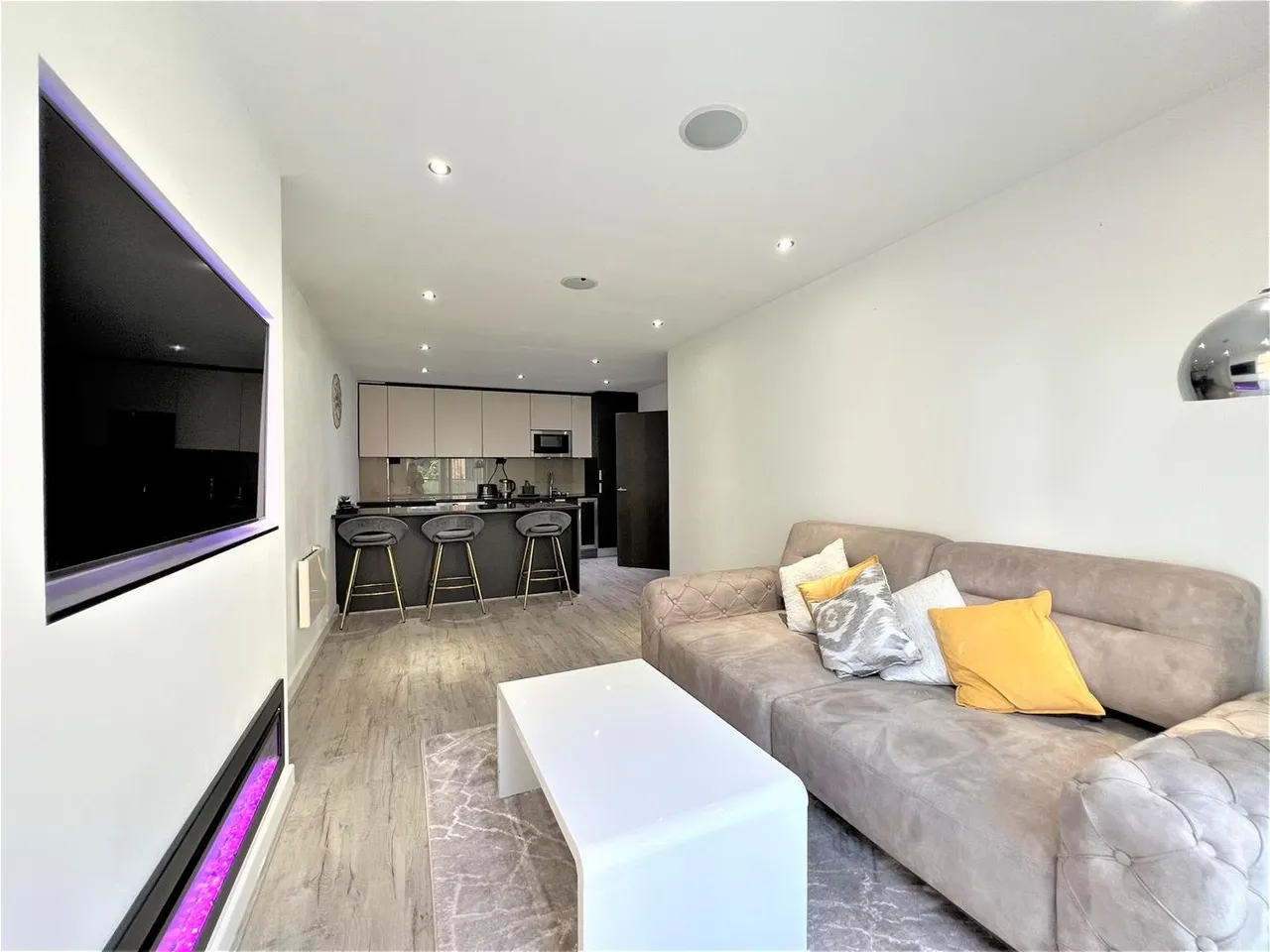 2 bed flat for sale — Commander Avenue, London