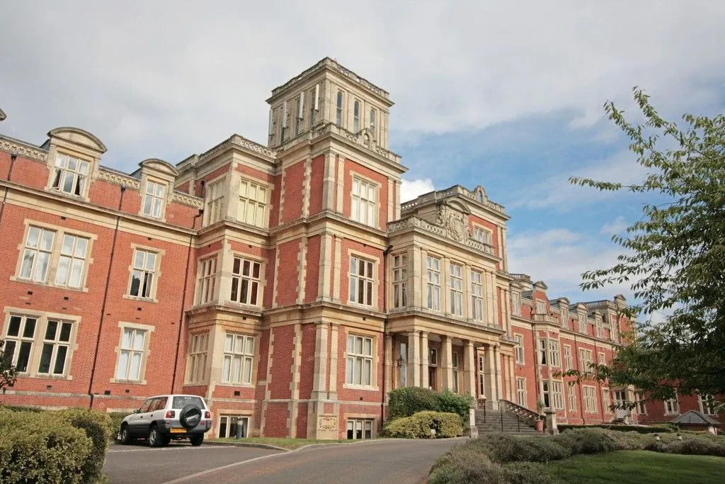Royal Earlswood Park, Redhill, RH1 6TE, photo 2