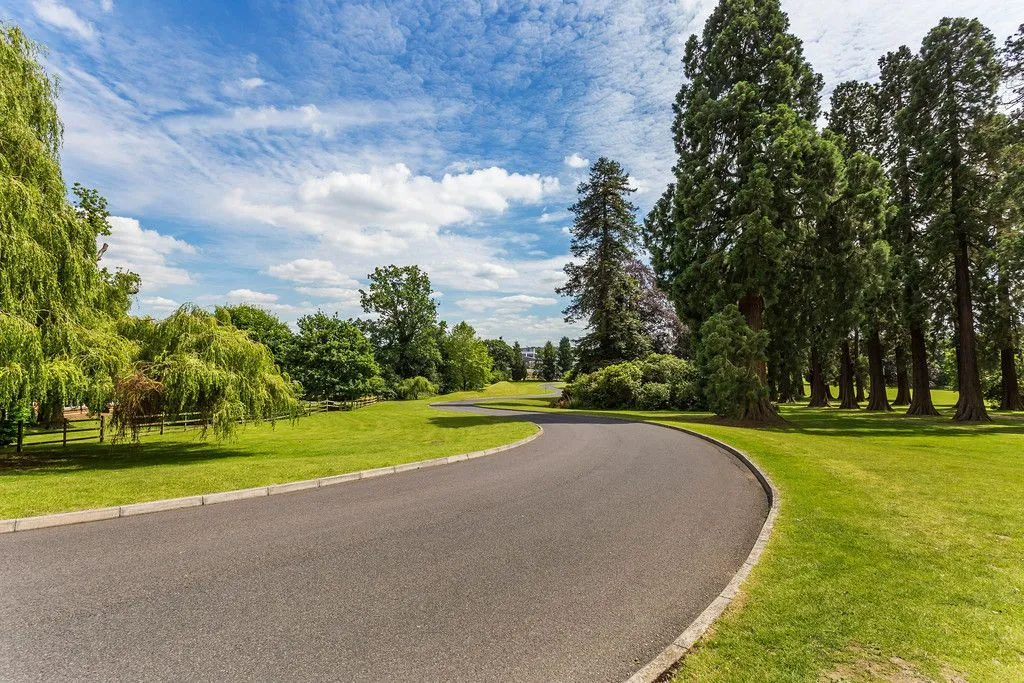1 bed flat for sale — Royal Earlswood Park, Redhill, RH1 6TE