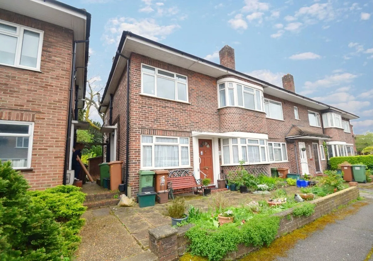 2 bed property to rent — Falcourt Close, Falcourt Close Sutton Borough of Sutton, Sutton, Surrey, SM12RQ