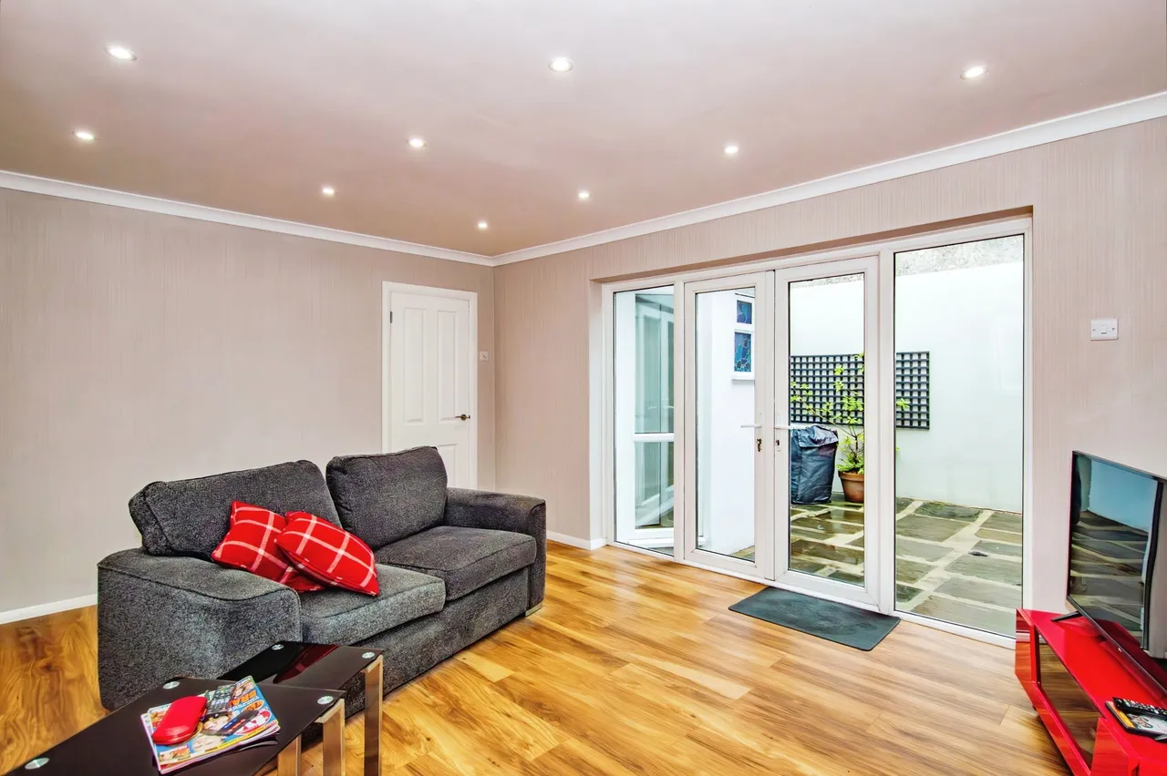 Rectory Court, St Johns Hill, SA70, photo 4