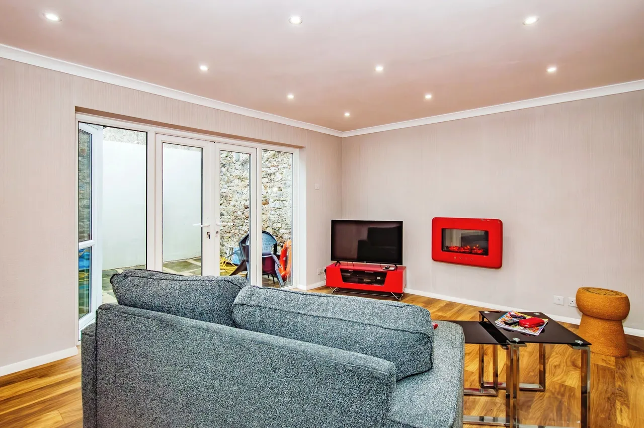 Rectory Court, St Johns Hill, SA70, photo 7