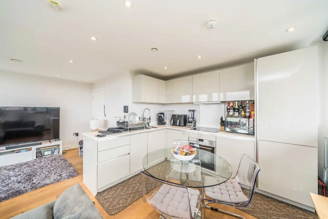 London Road, TW7, photo 2