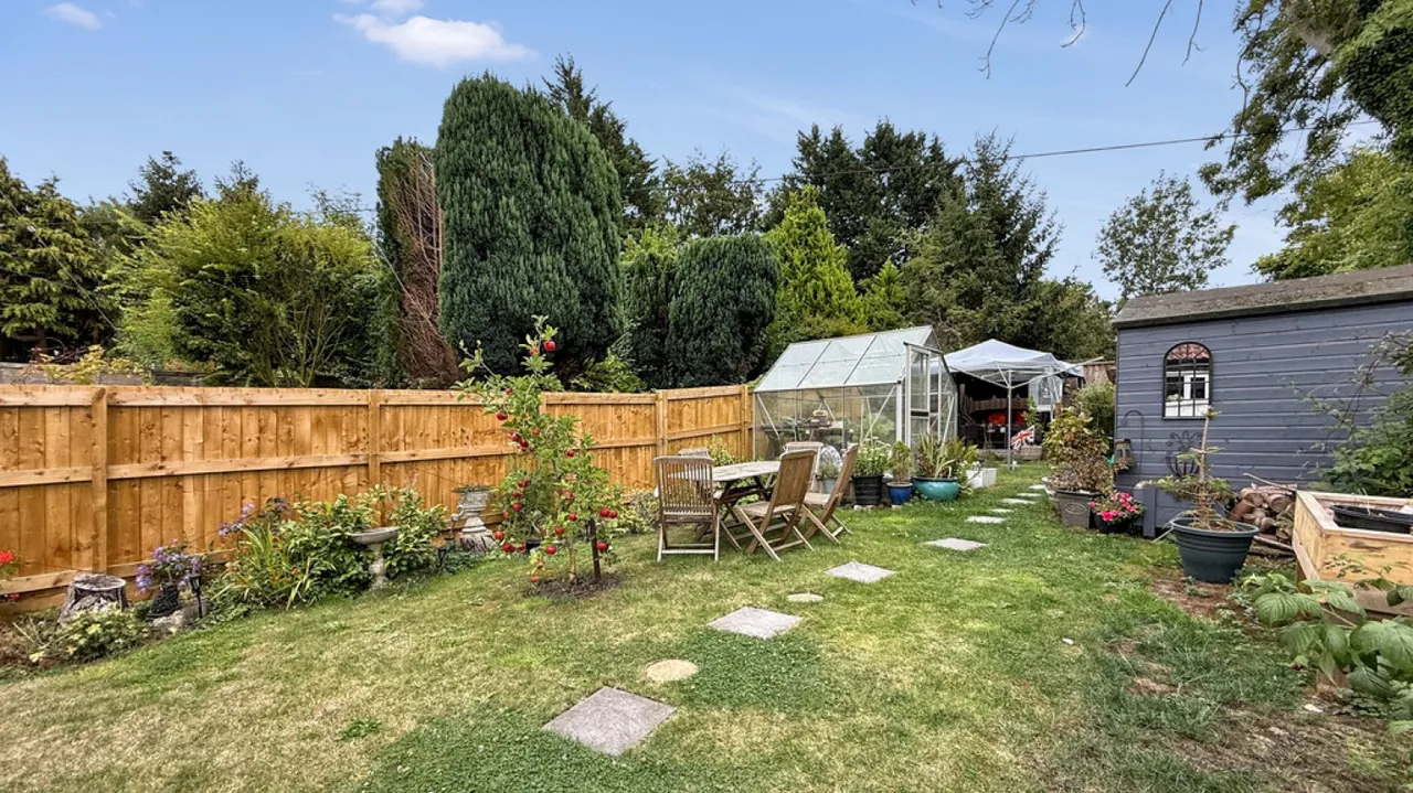 Chalford Gardens, Westbury, photo 2