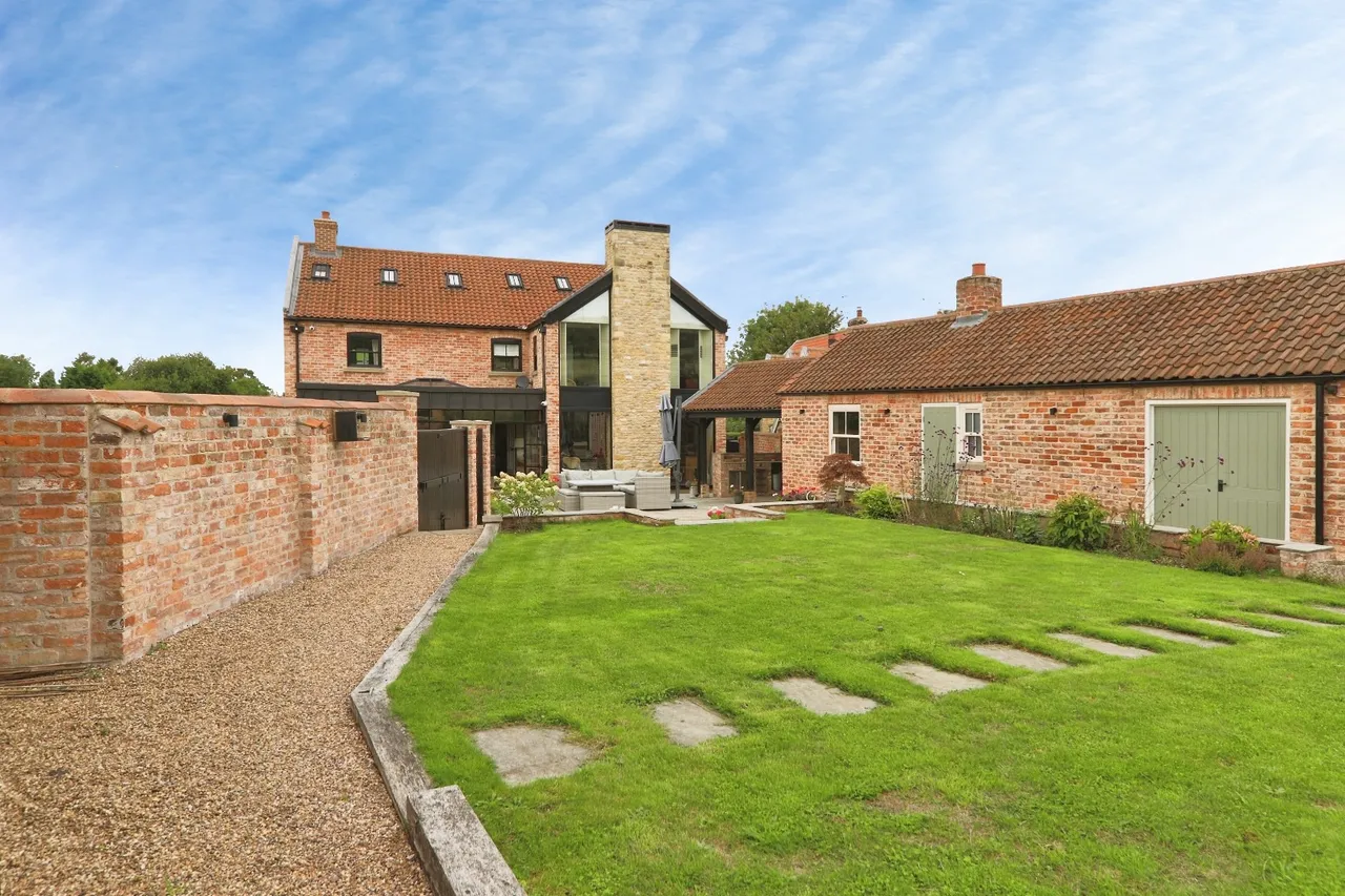 Main Street, Brantingham, HU15, photo 27