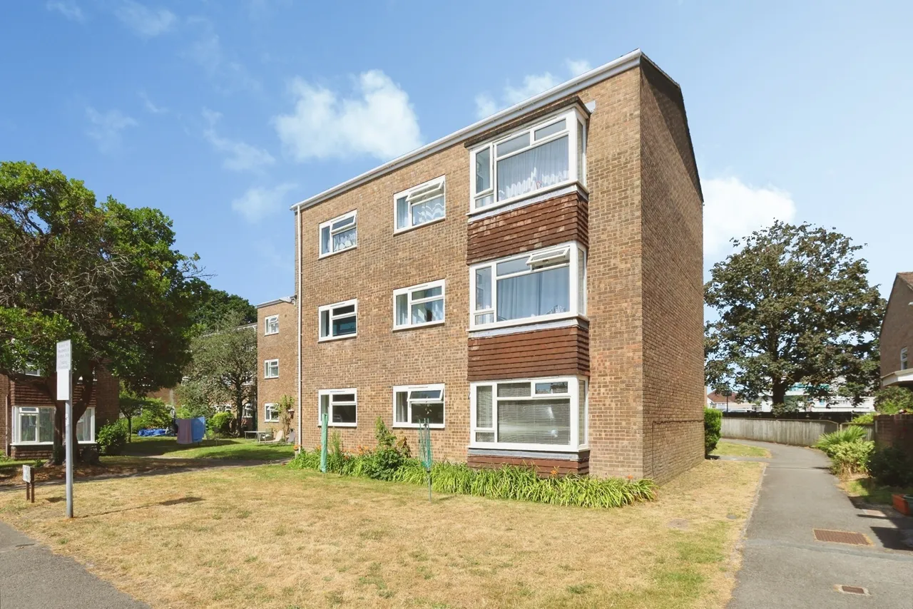 2 bed flat for sale, Simmonds Close, Poole, BH15