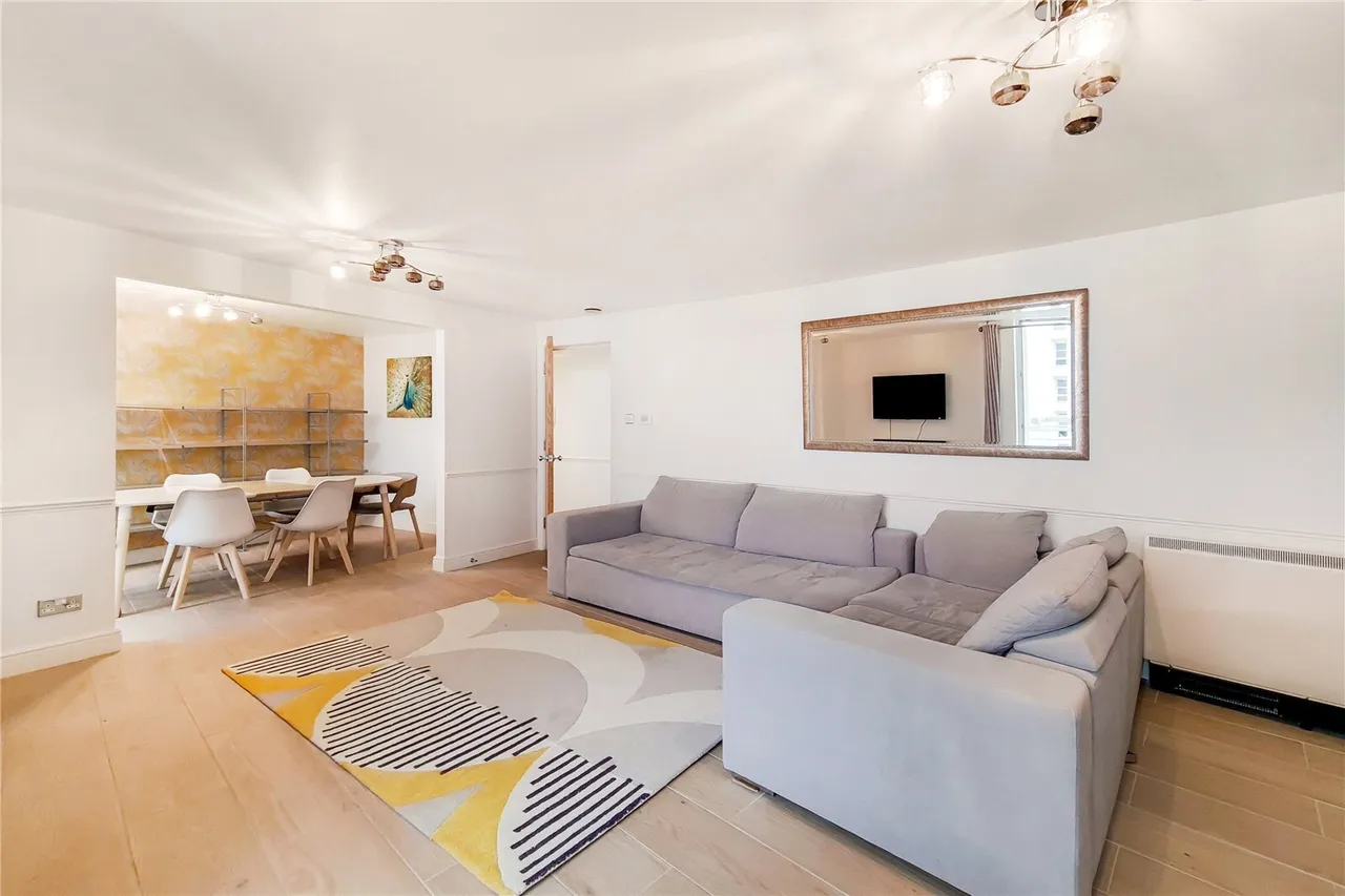 2 bed flat to rent, Manchester Road, London, E14