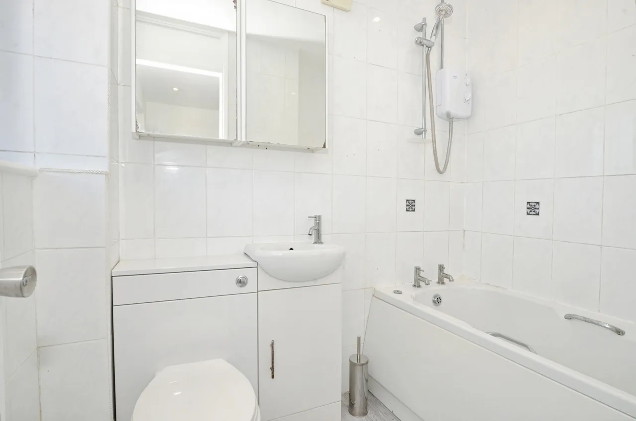 Lawford Close, Luton, Bedfordshire, LU1, photo 13