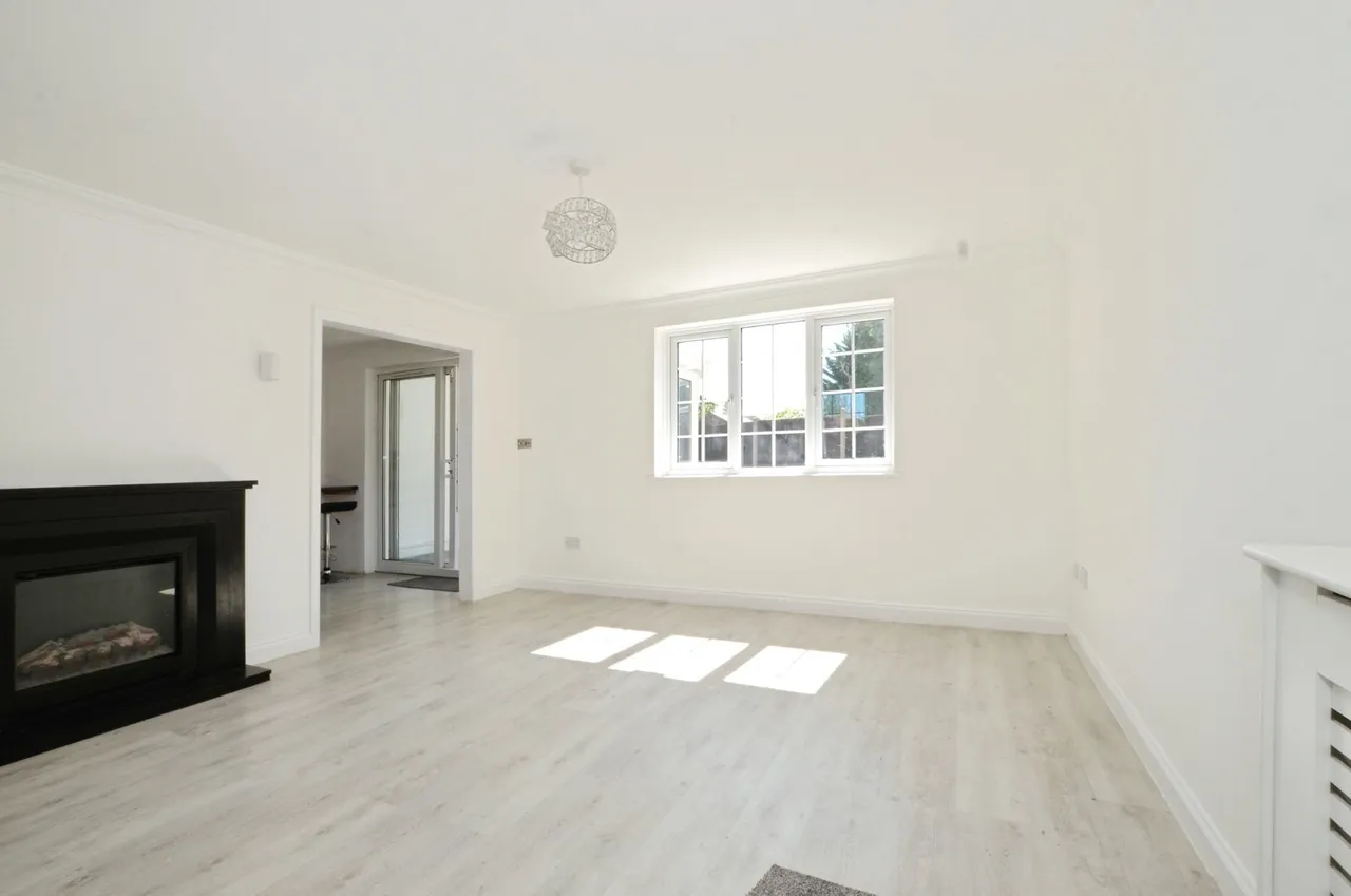 Lawford Close, Luton, Bedfordshire, LU1, photo 2