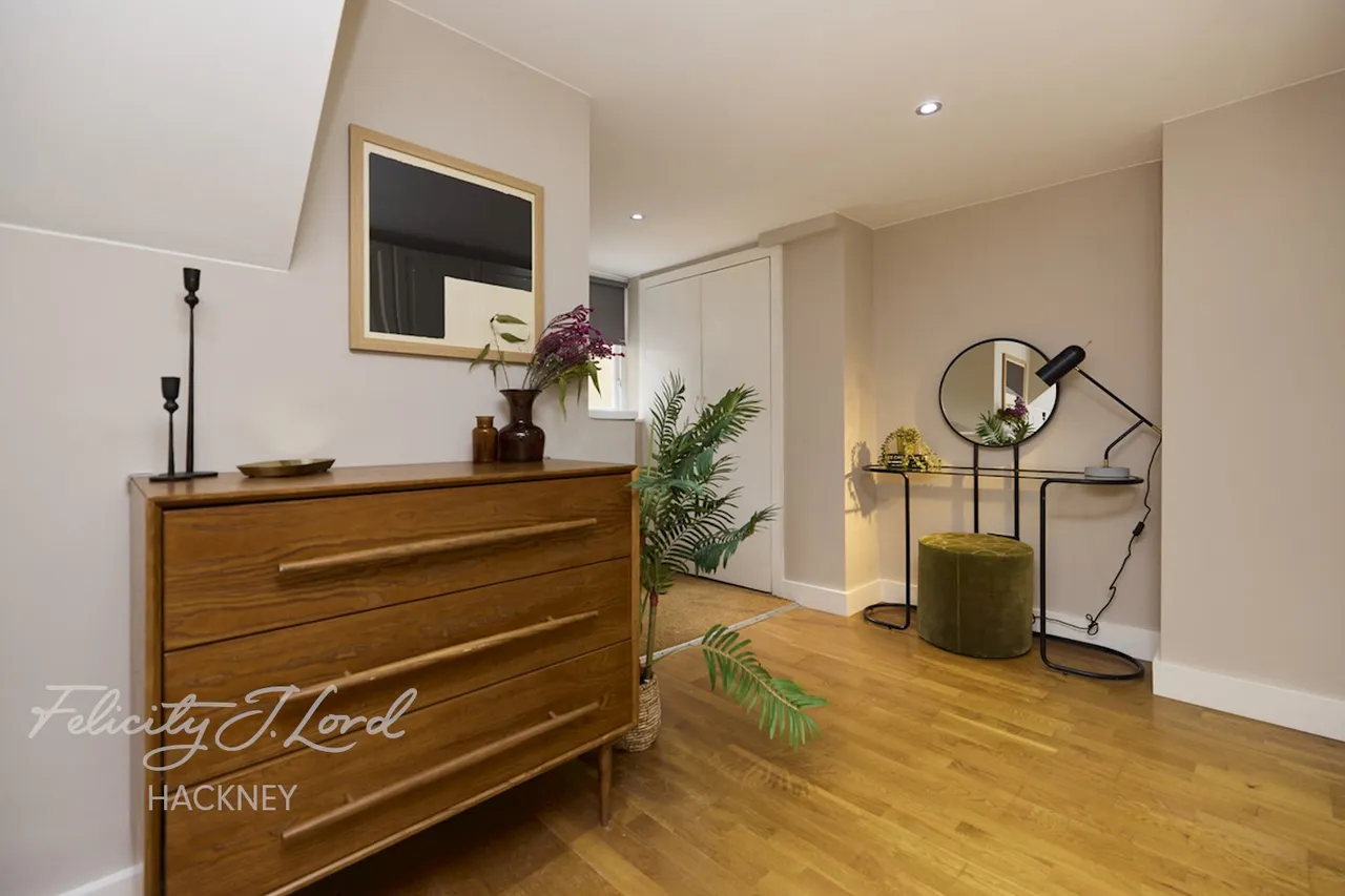 Mildenhall Road, London, photo 12