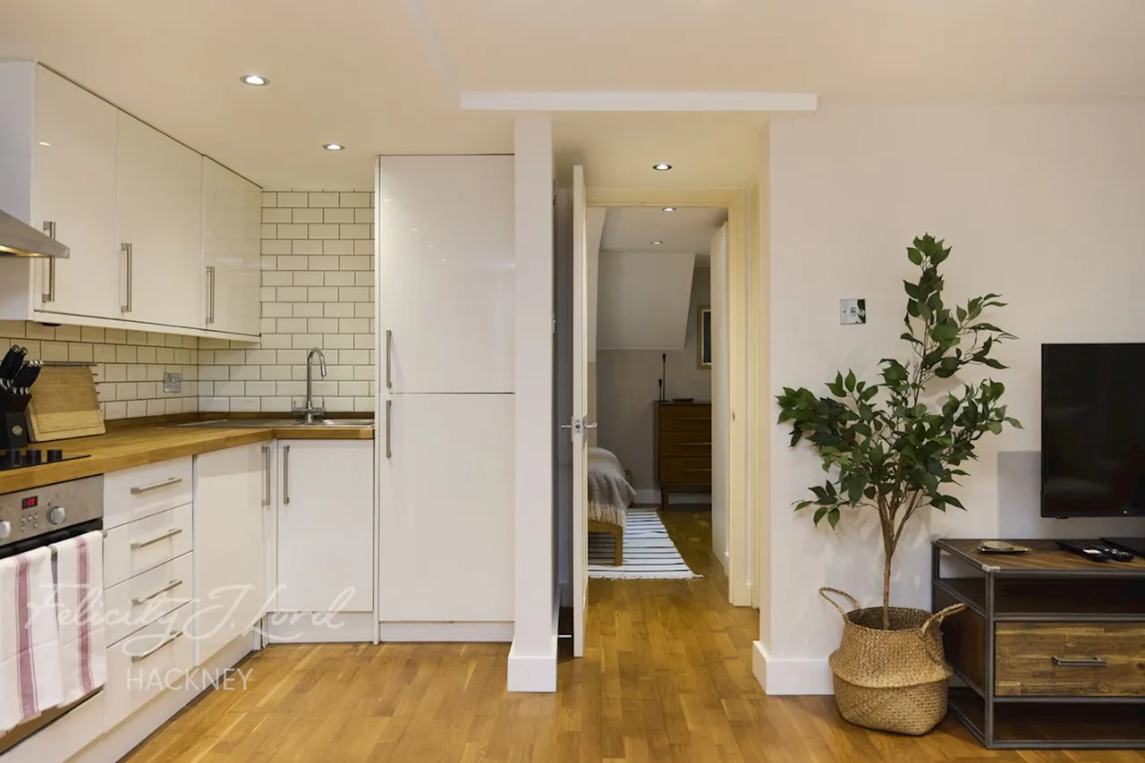 Mildenhall Road, London, photo 32