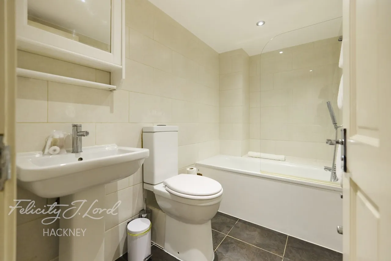 Mildenhall Road, London, photo 16