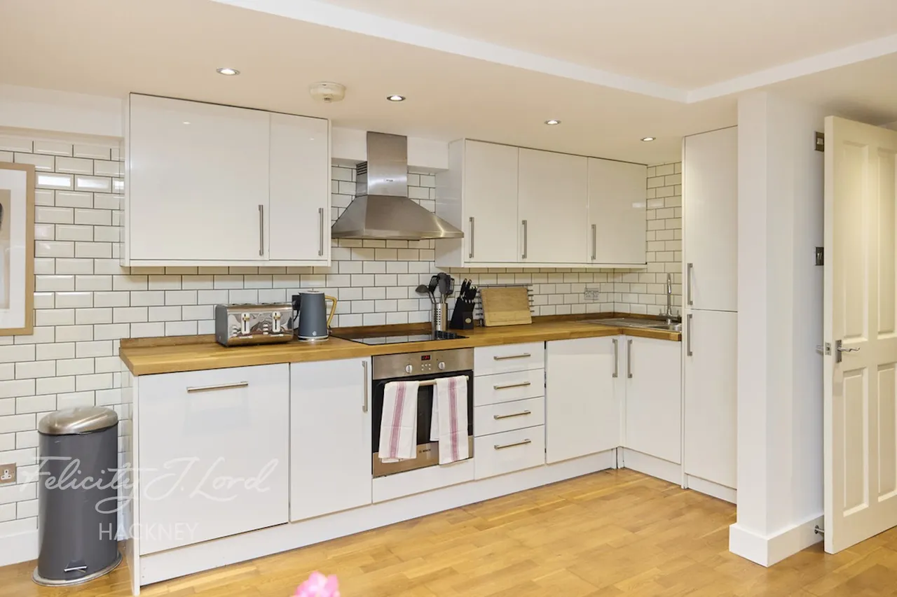 Mildenhall Road, London, photo 23