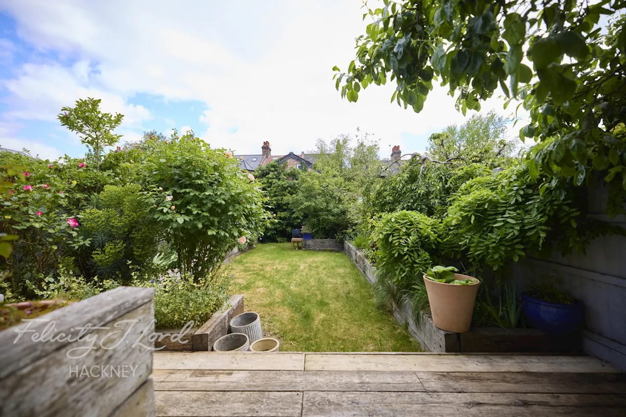 Mildenhall Road, London, photo 2