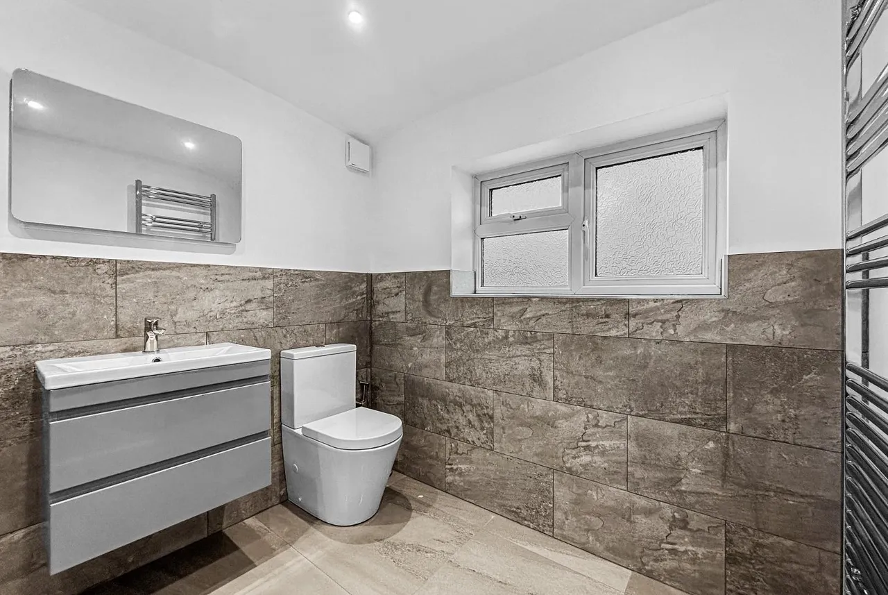 Briony Avenue, Hale WA15 8QD, photo 22