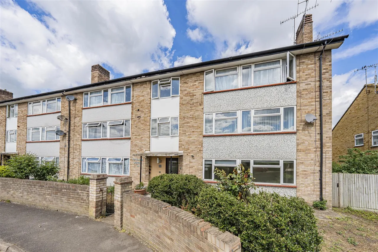 1 bed flat for sale — Dedworth Road, Windsor, SL4 5BE