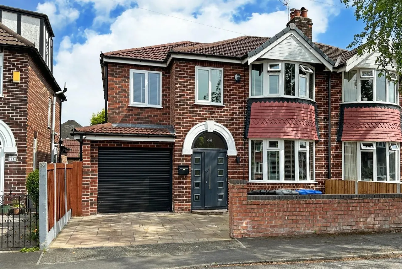 4 bed house for sale — Windsor Drive, Timperley, Cheshire WA14 5AN