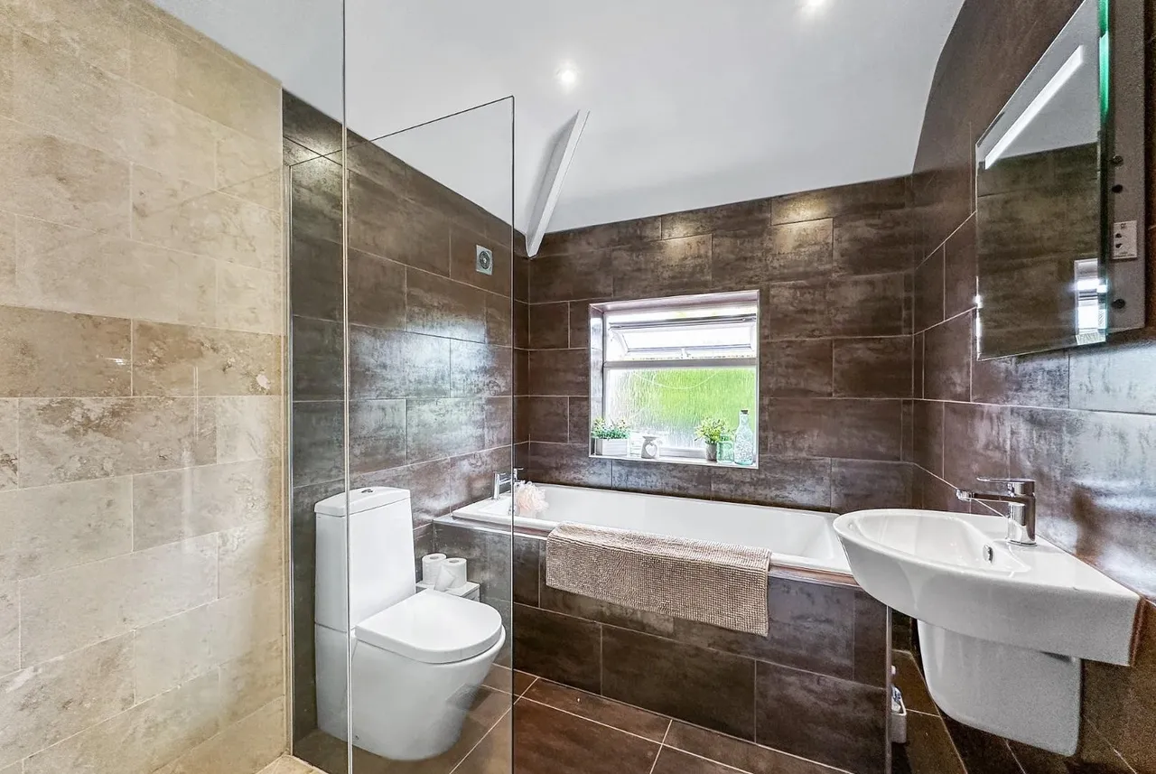 Windsor Drive, Timperley, Cheshire WA14 5AN, photo 25