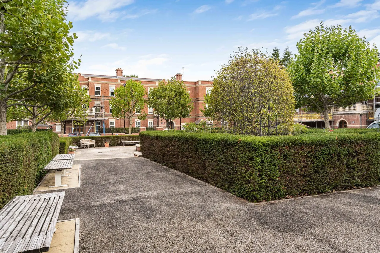 Franklin Court, Wormley, GU8, photo 9