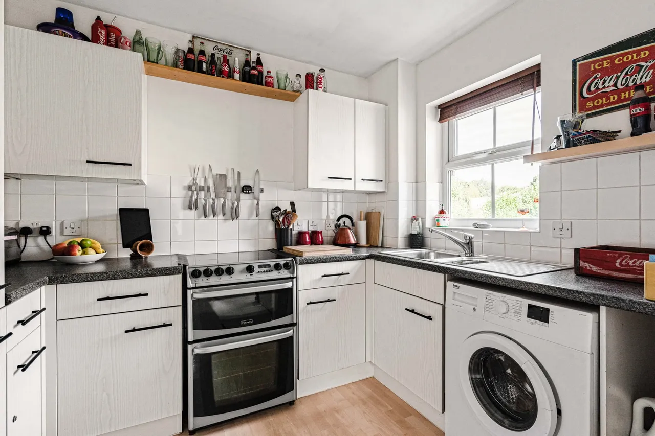 Franklin Court, Wormley, GU8, photo 6