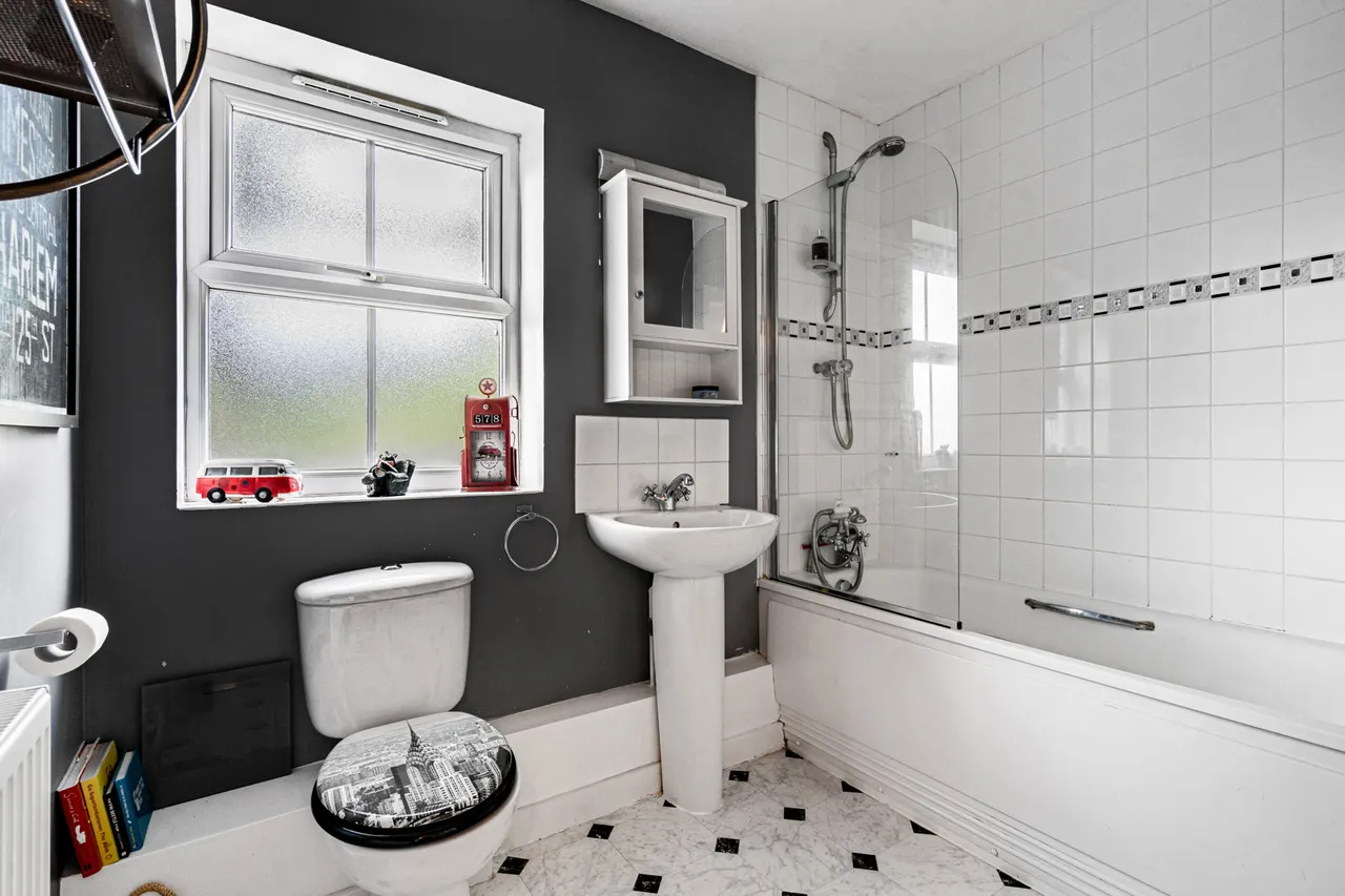 Franklin Court, Wormley, GU8, photo 7
