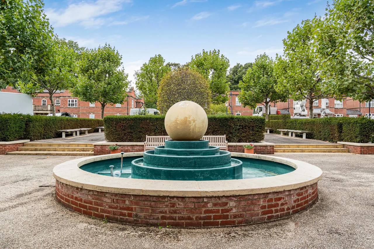 Franklin Court, Wormley, GU8, photo 8