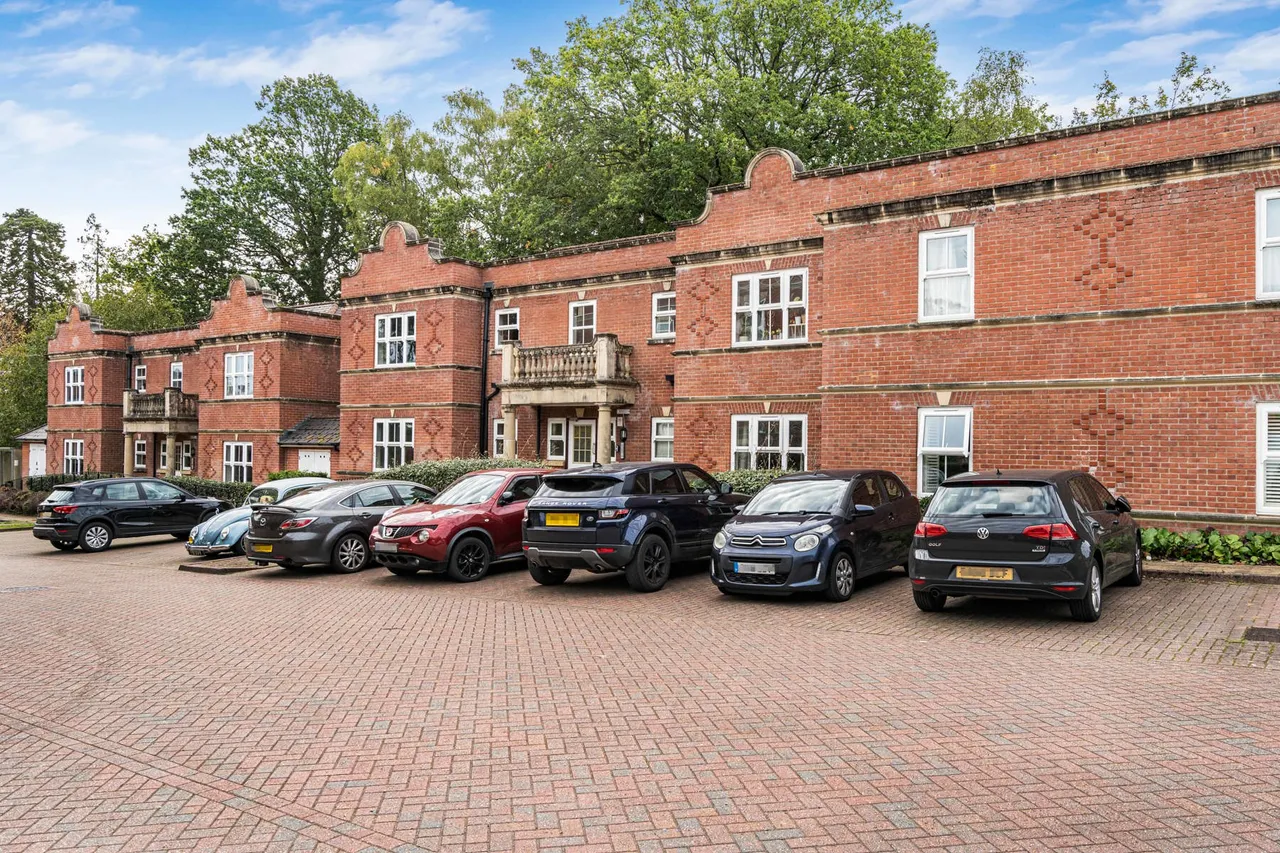 Franklin Court, Wormley, GU8, photo 11