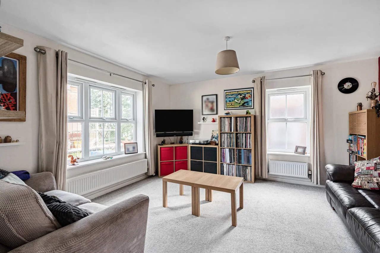 Franklin Court, Wormley, GU8, photo 2