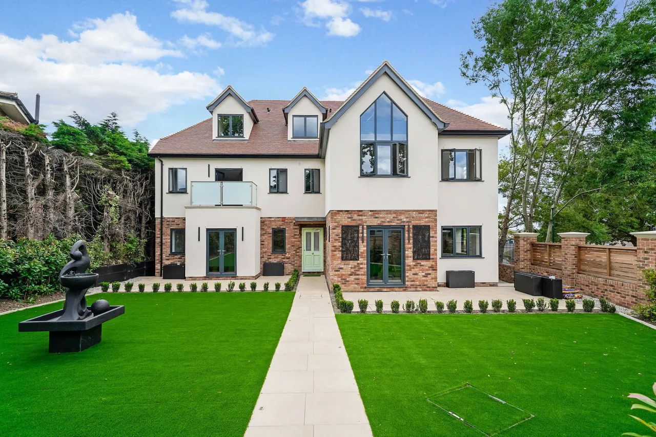 Magnolia Heights, Manor Road, Chigwell, Essex IG7, photo 2
