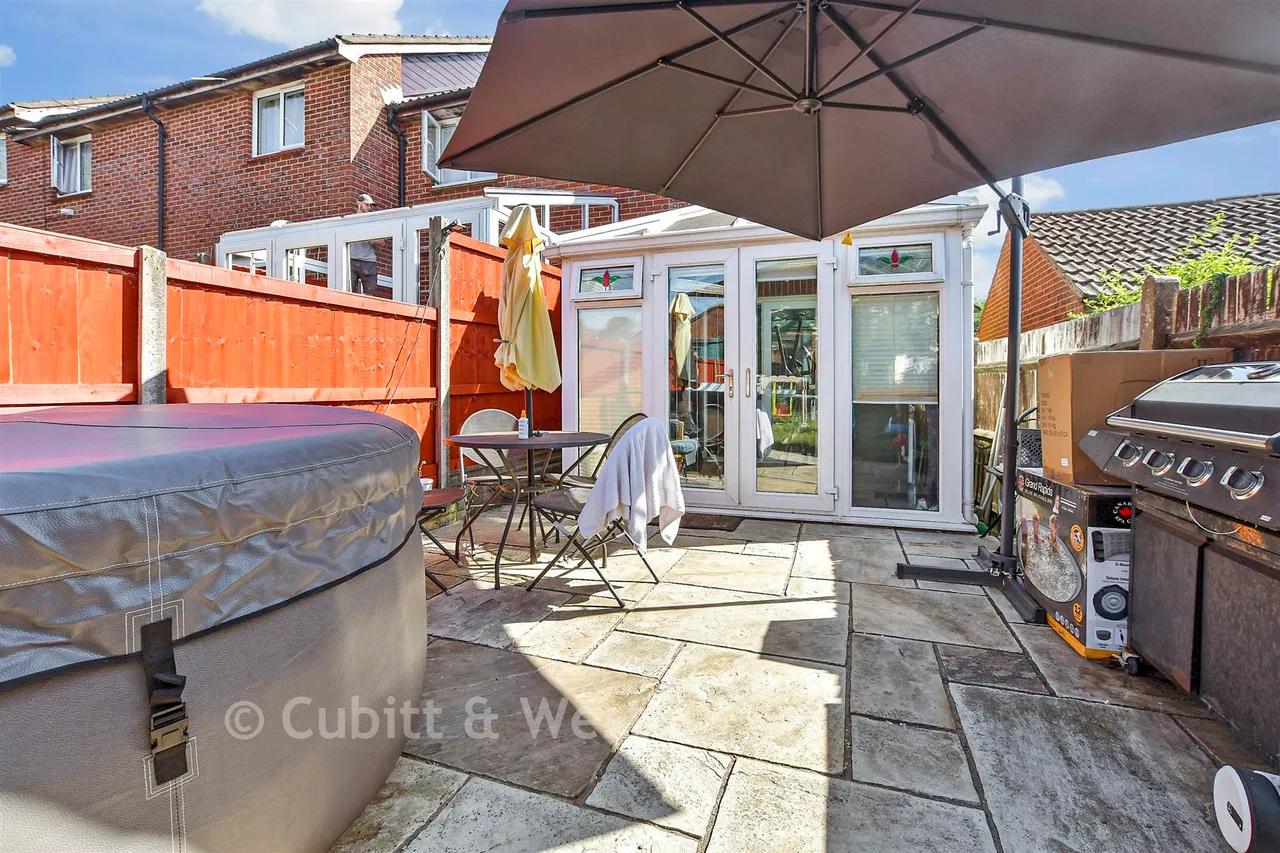 Hillingdale, Broadfield, RH11, photo 12