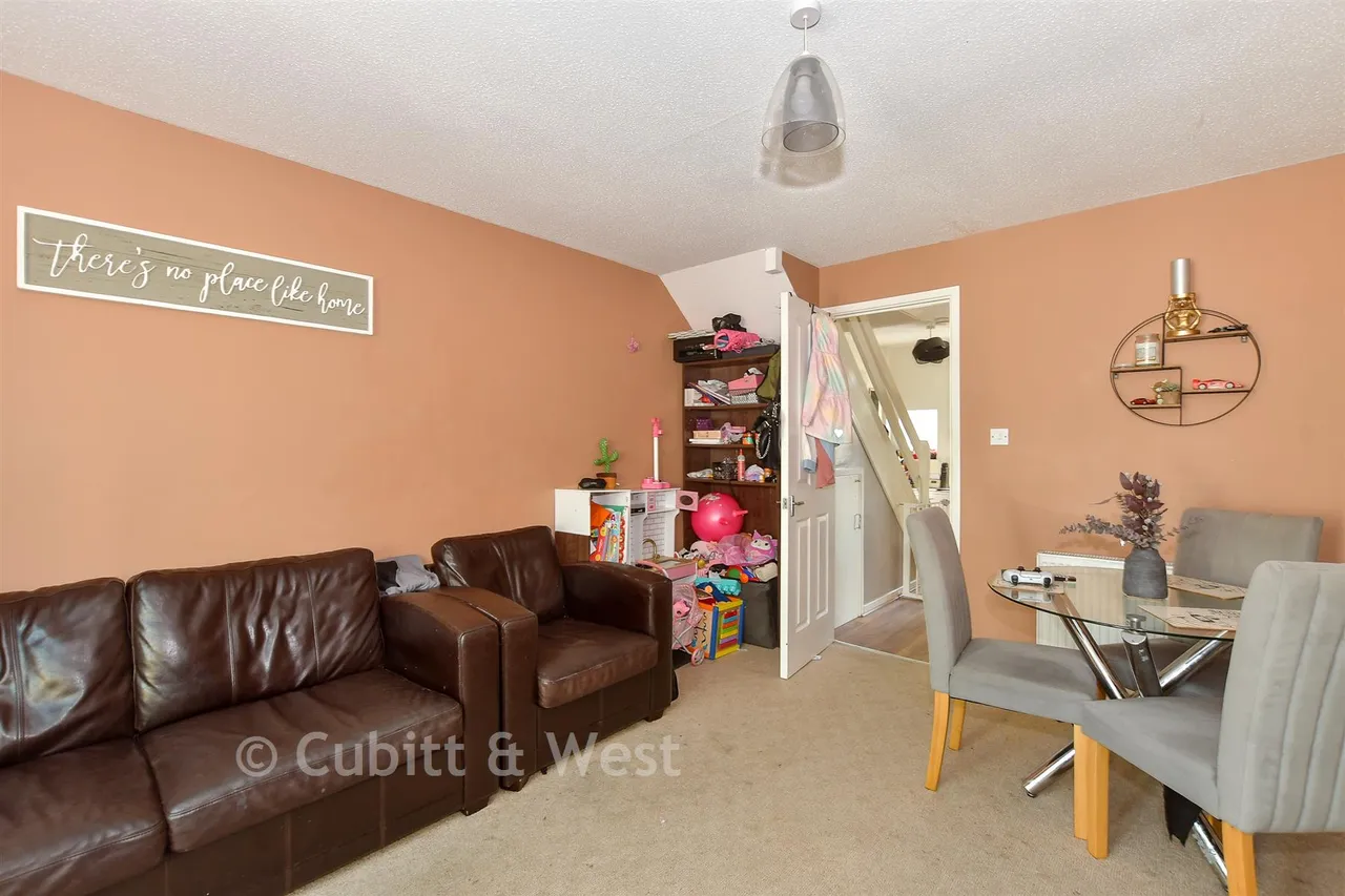 Hillingdale, Broadfield, RH11, photo 3