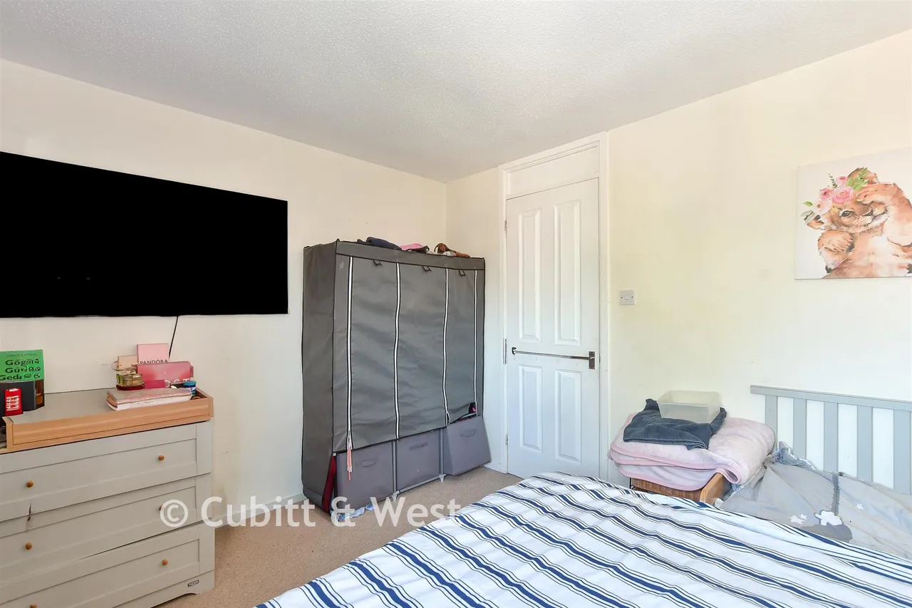 Hillingdale, Broadfield, RH11, photo 9