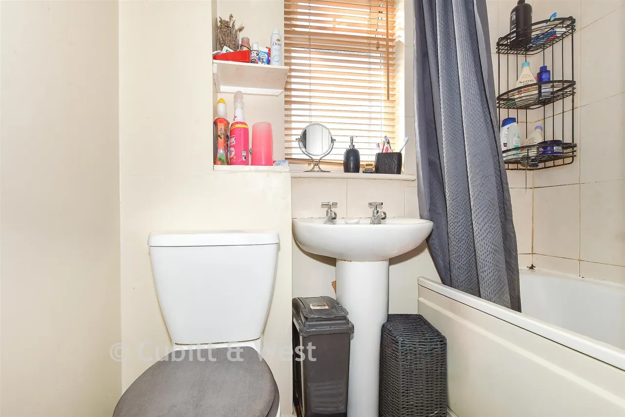 Hillingdale, Broadfield, RH11, photo 11