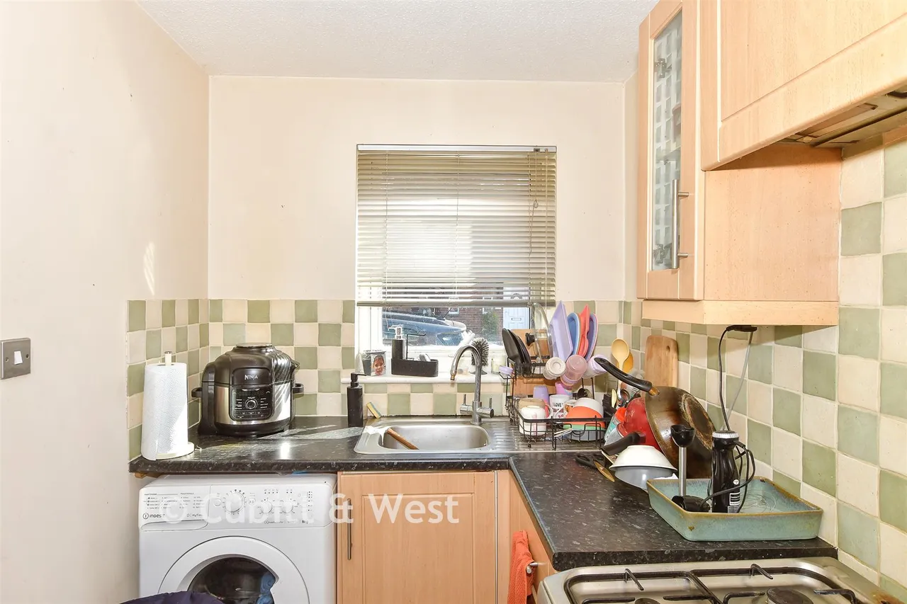 Hillingdale, Broadfield, RH11, photo 6