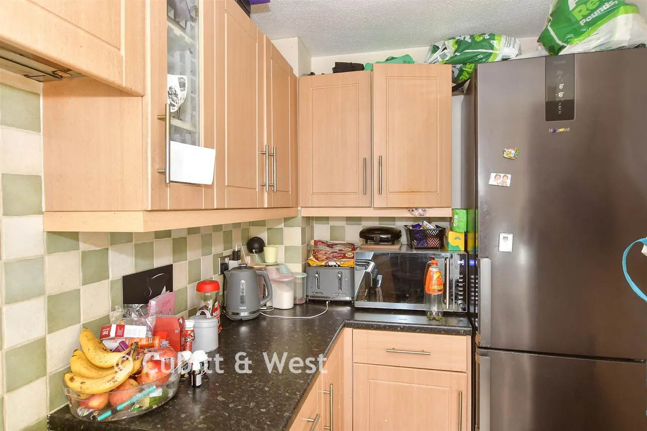 Hillingdale, Broadfield, RH11, photo 5