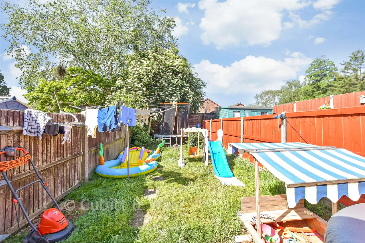 Hillingdale, Broadfield, RH11, photo 13
