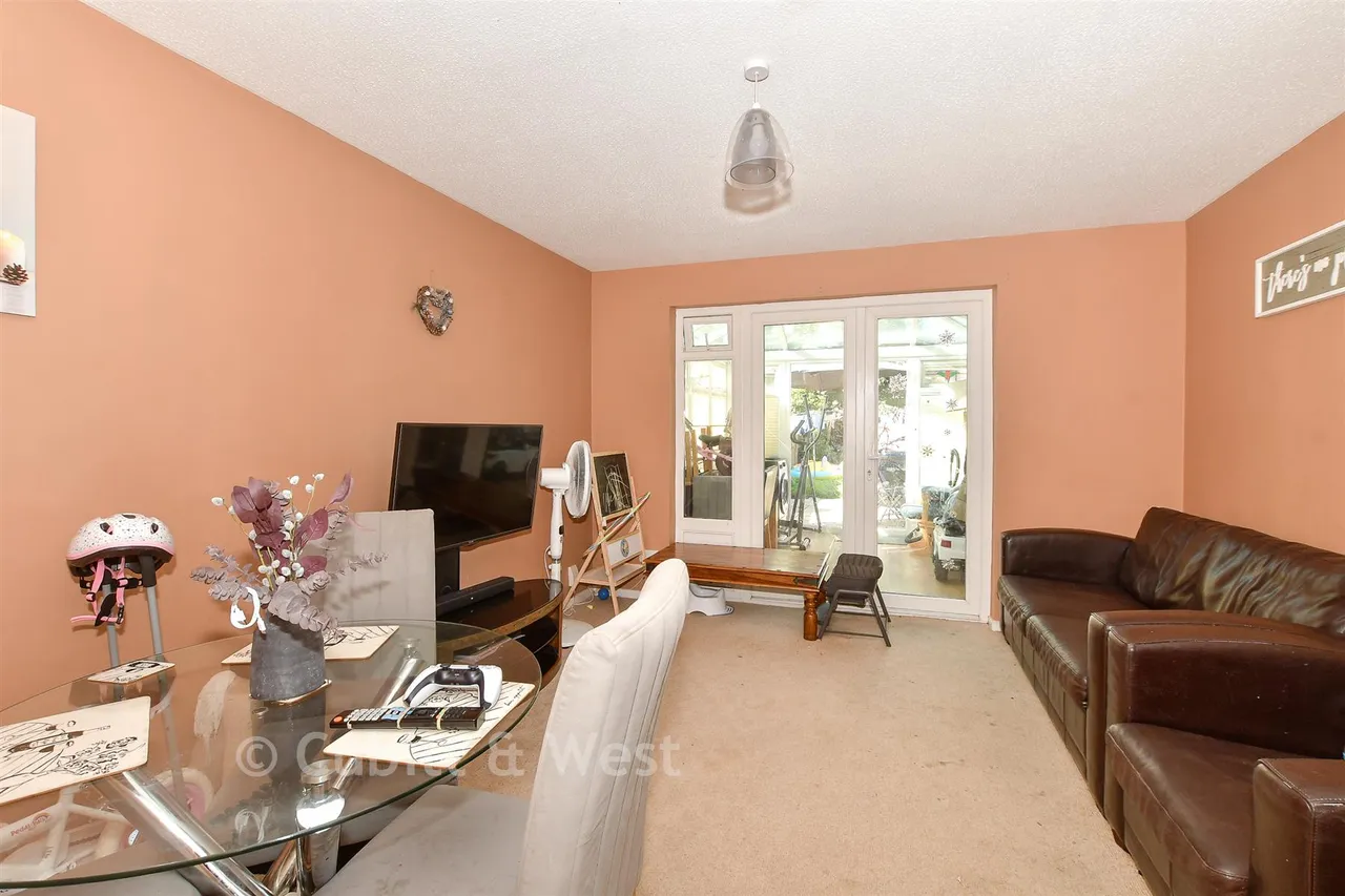 Hillingdale, Broadfield, RH11, photo 4