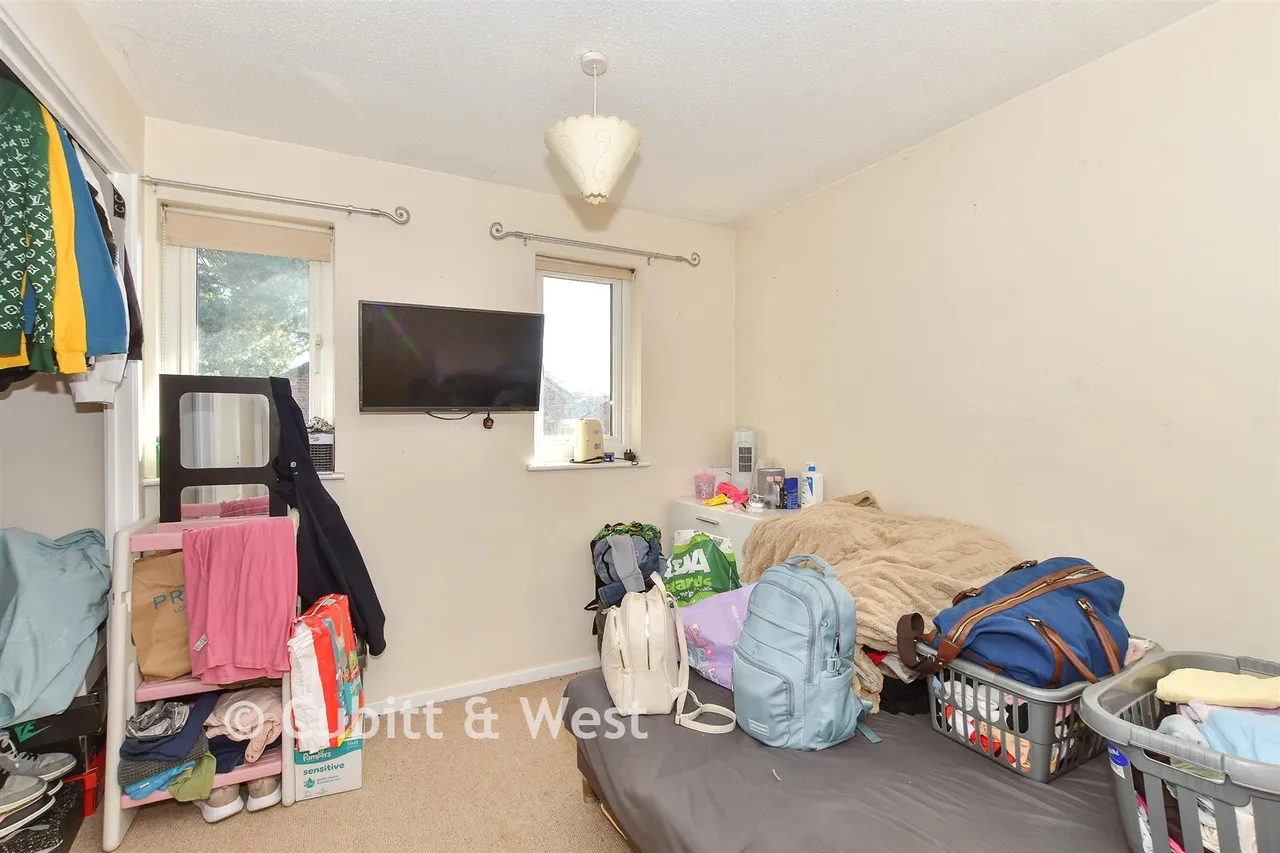 Hillingdale, Broadfield, RH11, photo 10