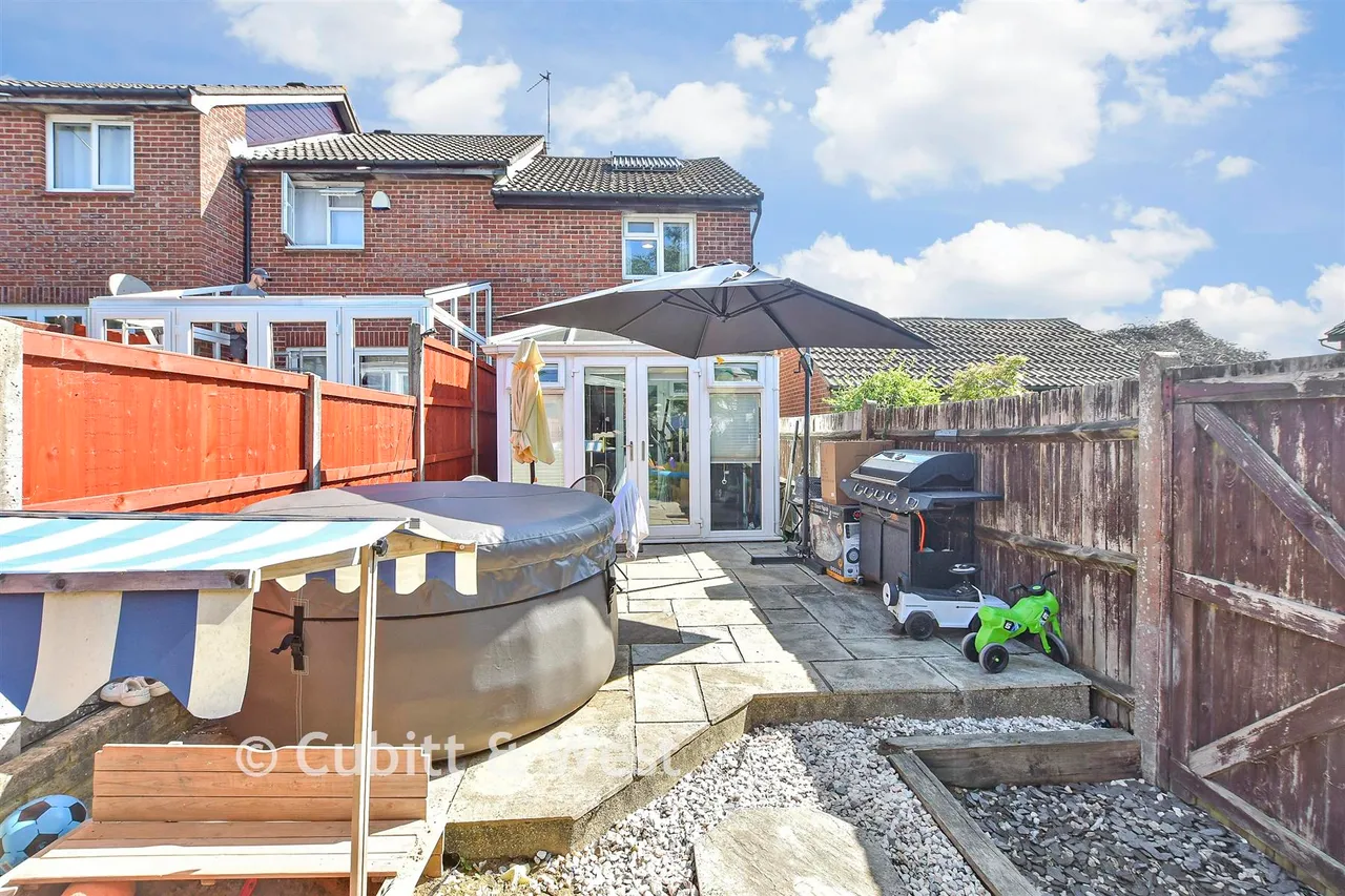 Hillingdale, Broadfield, RH11, photo 2