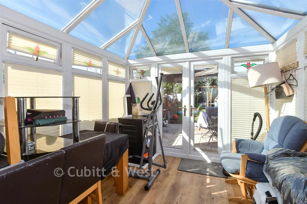 Hillingdale, Broadfield, RH11, photo 7