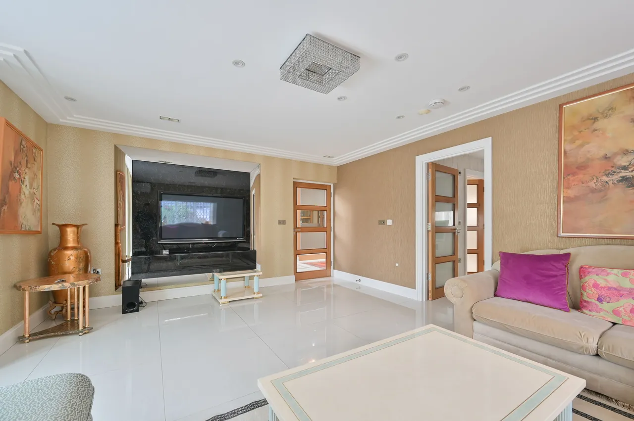 Furze Cottage, Heathbourne Road, Bushey Heath, photo 8