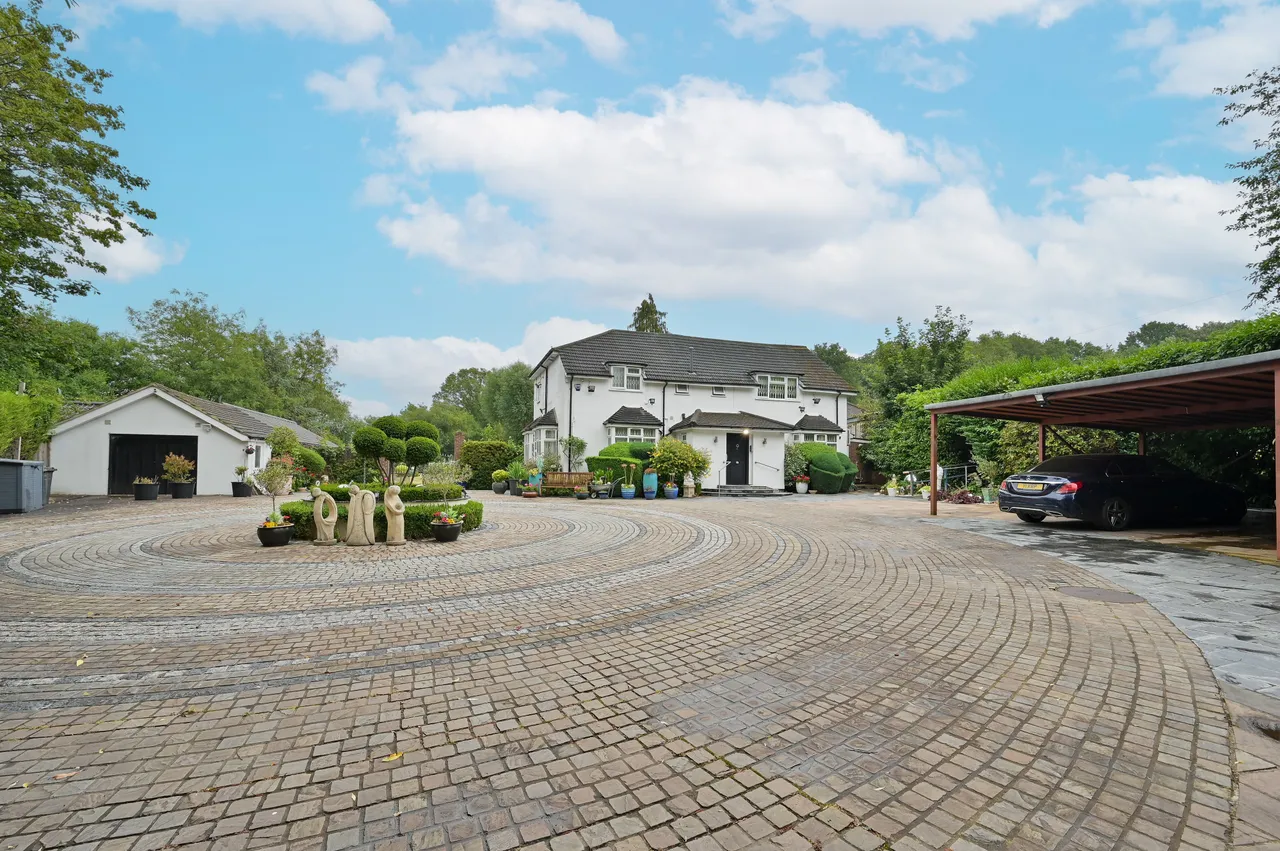 5 bed house for sale — Furze Cottage, Heathbourne Road, Bushey Heath