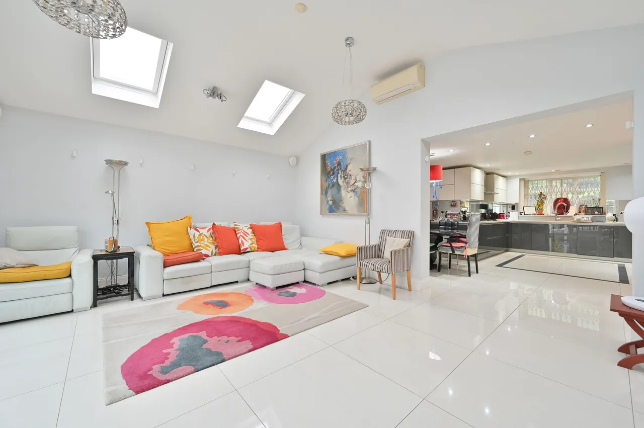 Furze Cottage, Heathbourne Road, Bushey Heath, photo 4